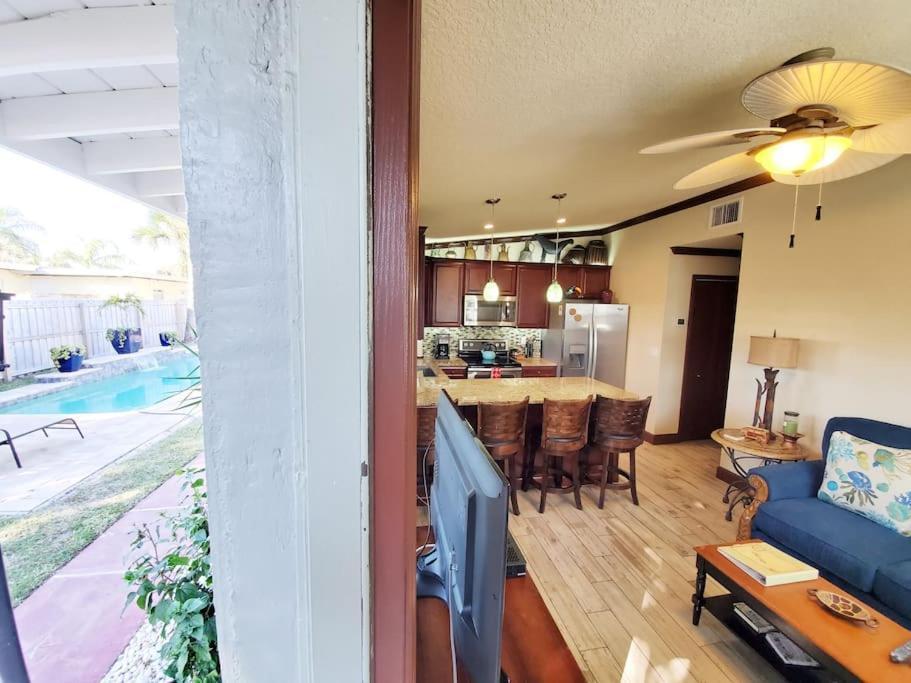 Hawaiian Cottage - Heated Pool Walk To The Beach ココアビーチ エクステリア 写真