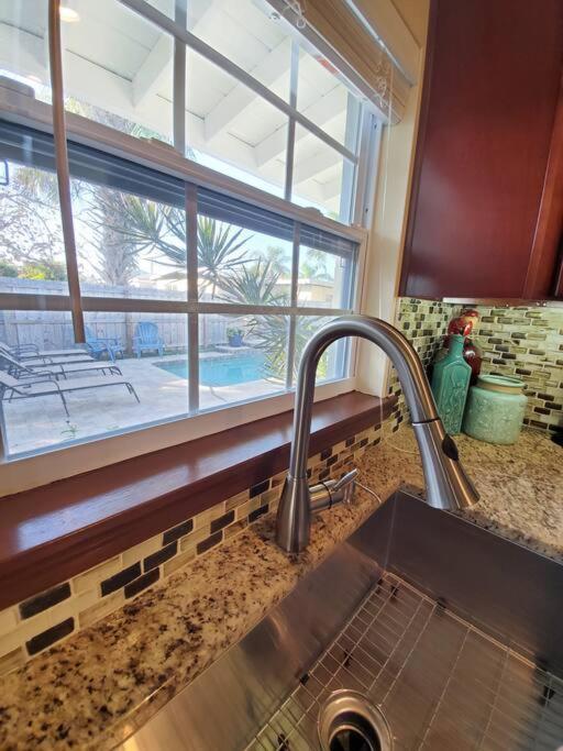 Hawaiian Cottage - Heated Pool Walk To The Beach ココアビーチ エクステリア 写真