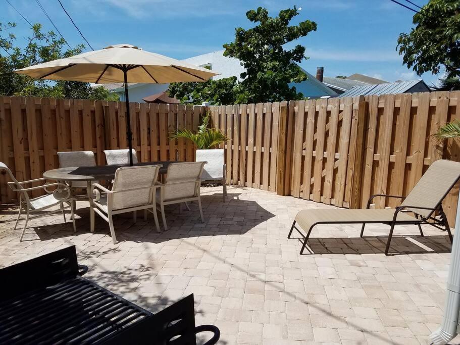 Hawaiian Cottage - Heated Pool Walk To The Beach ココアビーチ エクステリア 写真